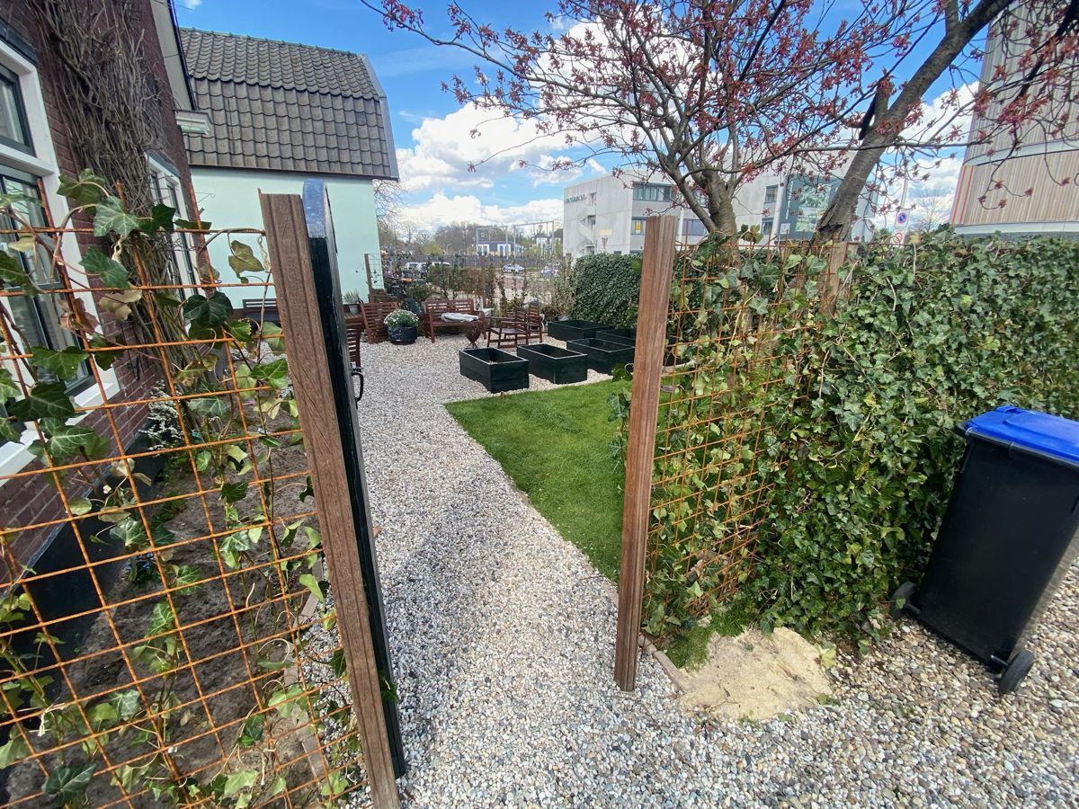 Grindpad door de poort langs het nieuwe gazon