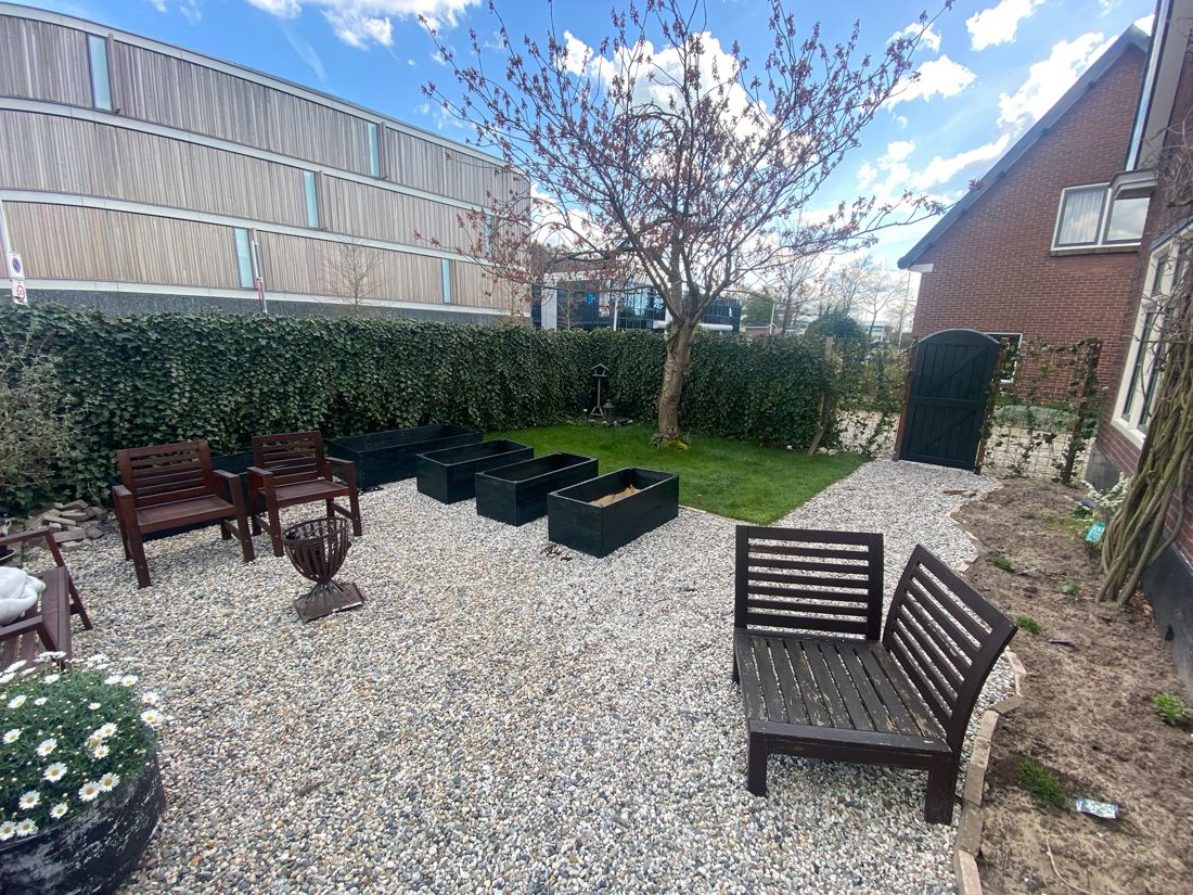 Complete tuinrenovatie met grind, zitplek, moestuinbakken en gazon