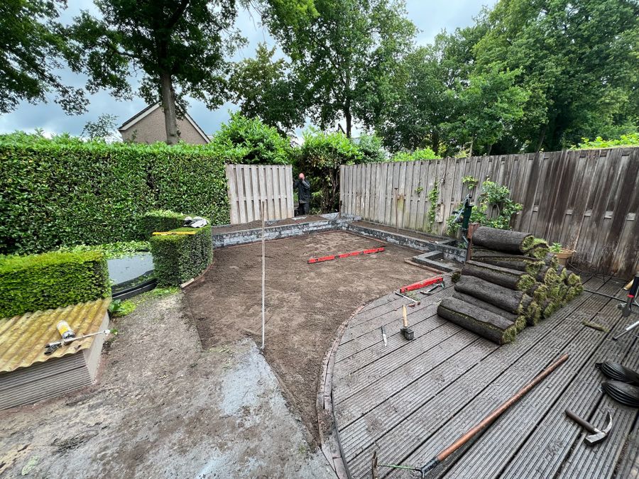 Grond geëgaliseerd, plantenbakken gemetseld, graszoden klaar